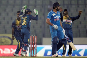 Sri Lanka's players celebrate after the dismissal of India's Rohit Sharma (2nd R) during the Asia Cup T20 cricket tournament match between India and Sri Lanka at the Sher-e-Bangla National Cricket Stadium in Dhaka on March 1 , 2016. / AFP / MUNIR UZ ZAMAN