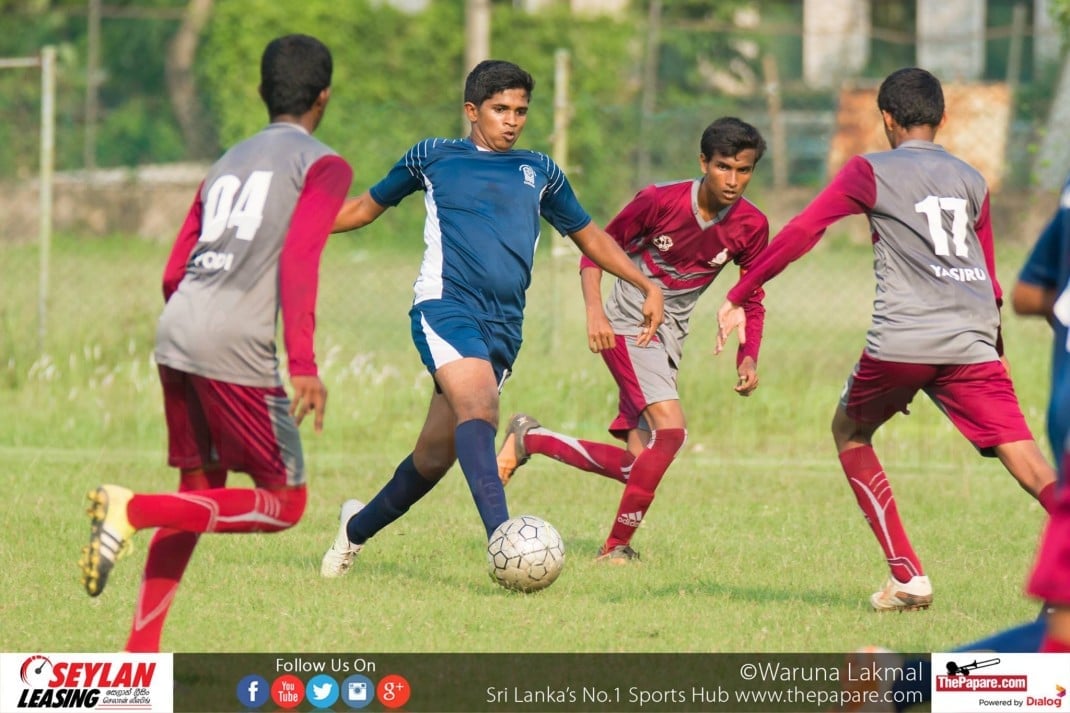Nalanda College v De Mazenod College - U19 Schools Division II - Kelaniya Football Complex - 09/11/2016 - Ranju Silva (center) carves through the Nalandian defence.