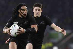 New Zealand's centre Ma'a Nonu (L) runs with the ball during a semi-final match of the 2015 Rugby World Cup between South Africa and New Zealand at Twickenham Stadium, southwest London, on October 24, 2015. AFP PHOTO / FRANCK FIFE RESTRICTED TO EDITORIAL USE, NO USE IN LIVE MATCH TRACKING SERVICES, TO BE USED AS NON-SEQUENTIAL STILLS