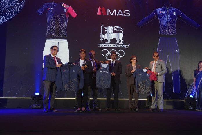 Mas holding signs as official clothing partner