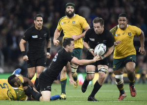 New Zealand's full-back Ben Smith (L) passes the ball to New Zealand's flanker and captain Richie McCaw ©AFP